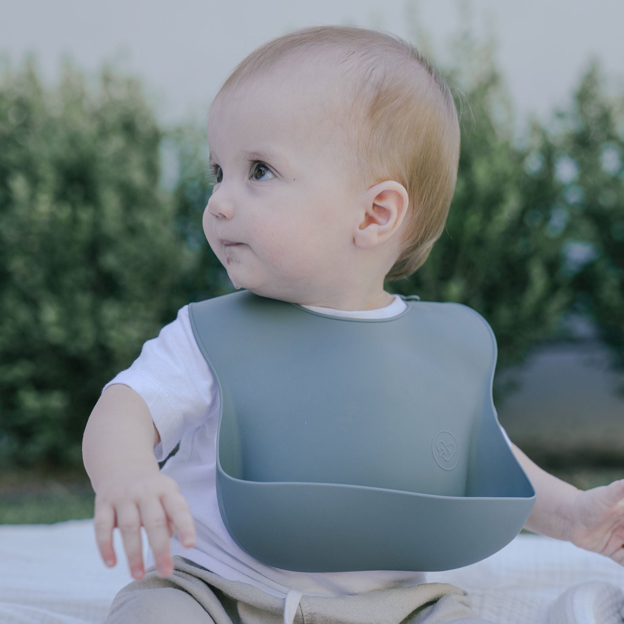 Silicone Feeding Bib - Paperclip